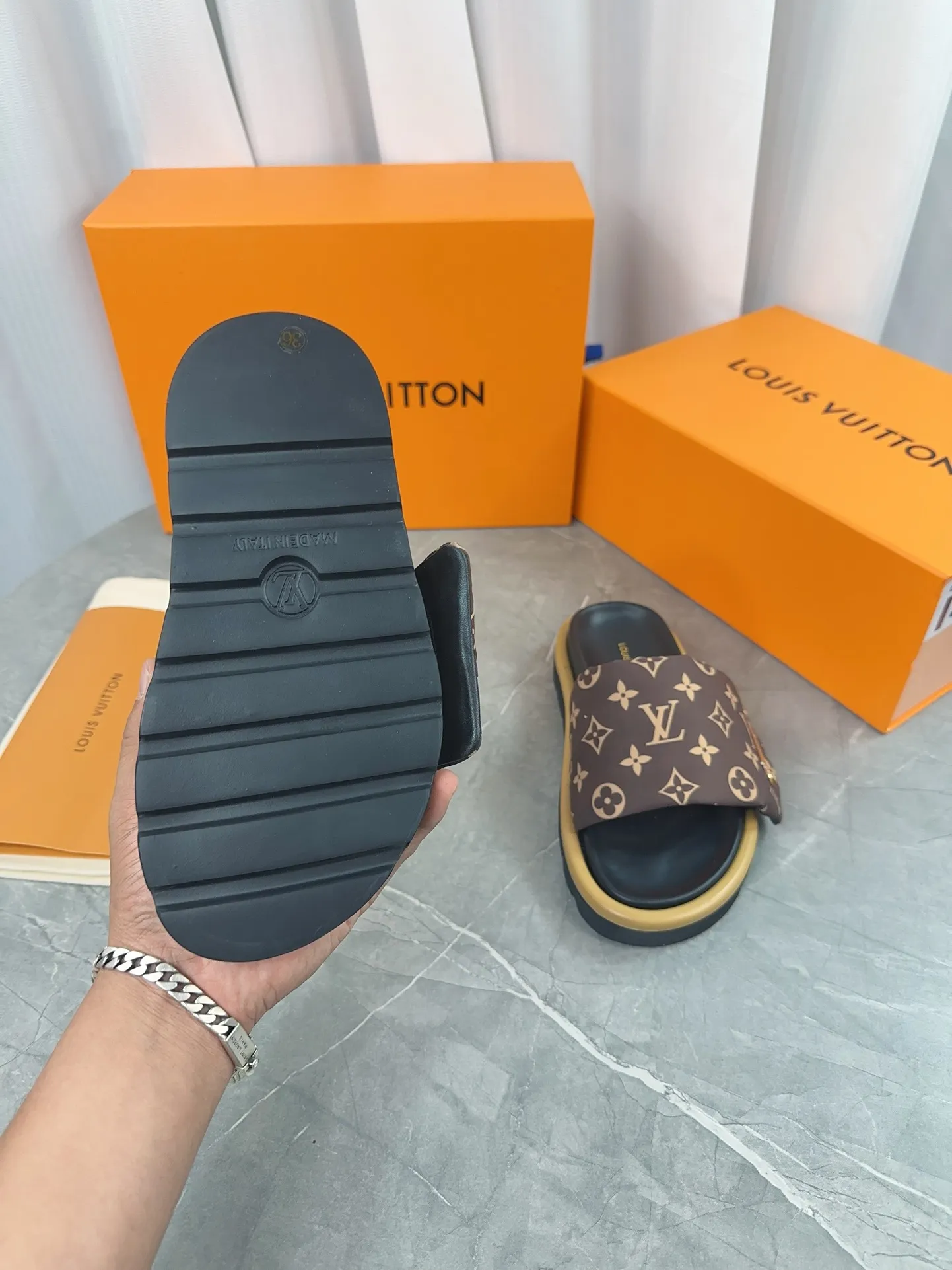 👟👟Ex-factory price 360👟👟 Women's Shoes Women's Clothing LV Donkey Brand L Home 2023 Hot Style Embossed Logo Embossed Sandals This Pool Pillow Comfort flat sandals are made of technical fabrics and use high-frequency embossing technology to reinterpret the Monogram pattern. Soft padded upper with adjustable Velcro, comfortable and tough insole adds harmonious color ▪️Fabric: Original customized technical fabric ▪️Lining: soft sheepskin lining ▪️Sole: Original open-molded rubber foam outsole Color: sky blue. Yellow. Black ▪️Size: 35-45